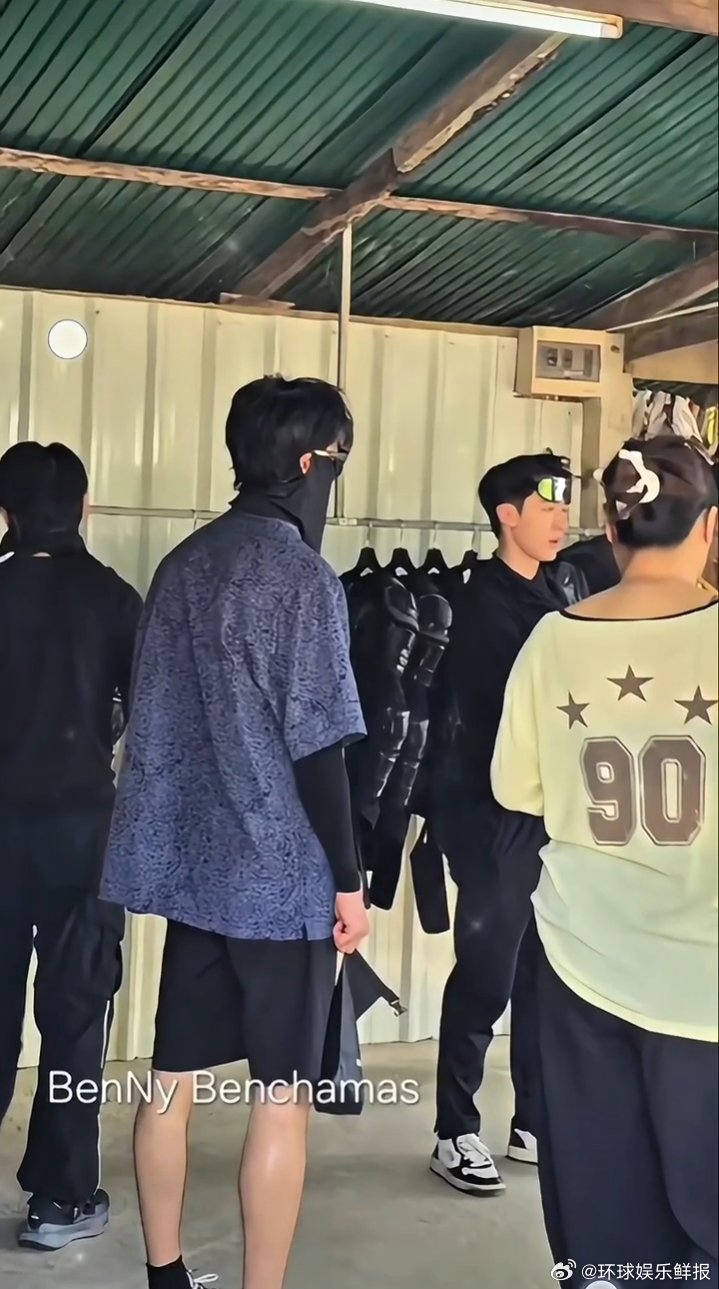 宋威龙宋威龙泰国开越野车宋威龙和朋友泰国开越野车 宋威龙和朋友在泰国开越野车，即