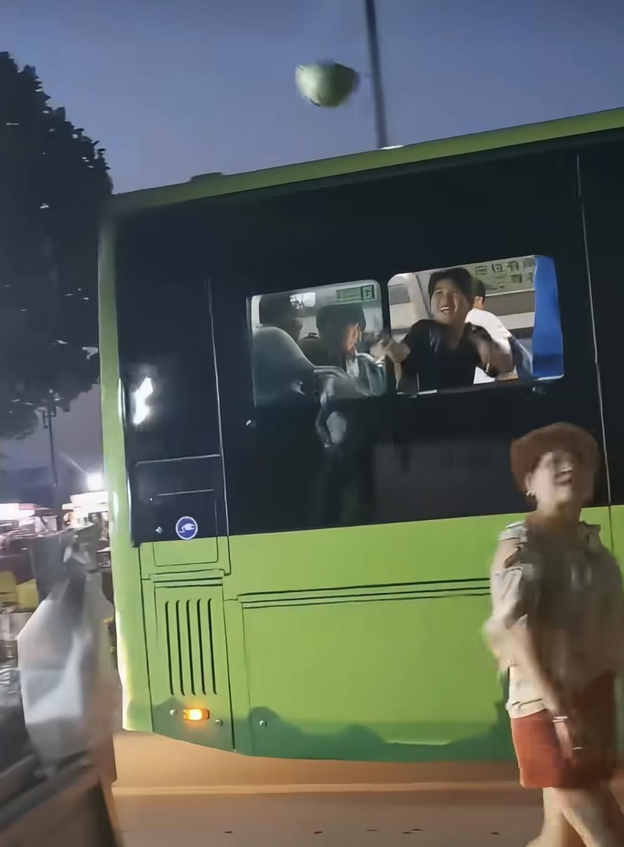 “接住西瓜的那一刻整车都沸腾了！”
男生路过瓜摊想吃西瓜，
大方老板直接扔过去半