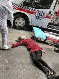 不知道这个人是被车撞的，还是突然发病了，在这么冷的天气里躺在大街上，真是够遭罪的