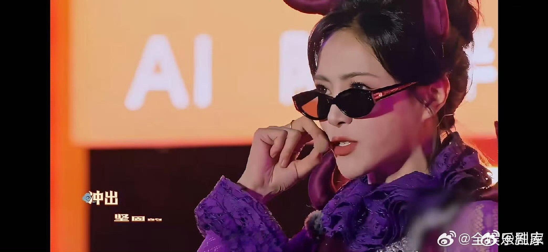 谢可寅一唱rap眼神都变了周五晚高疯春晚回忆杀疯了周五晚高疯舞台表现力天花板！谢