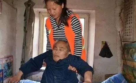 2011年，山东1漂亮姑娘公开征婚，条件就一条：“来我家帮我照顾3个老人”。哪知