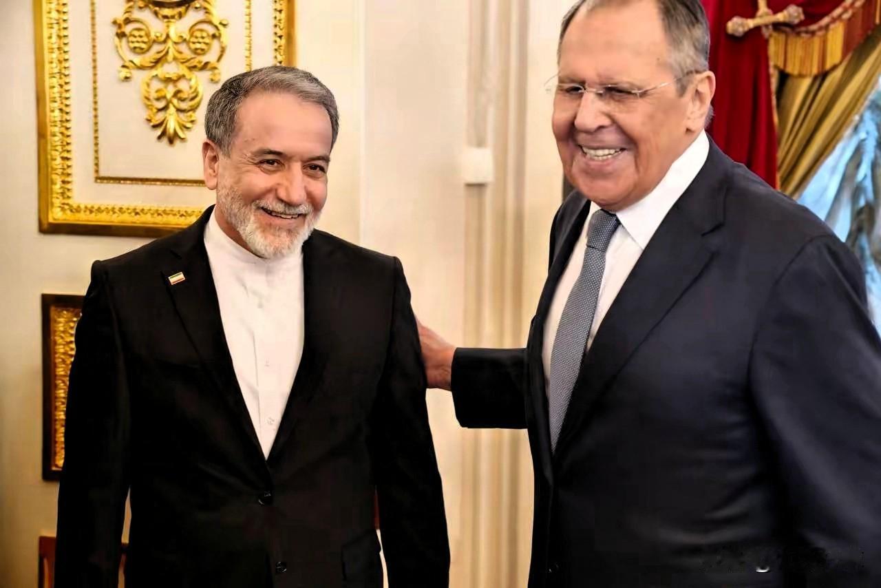 德黑兰4月28日，彻底影响中东走向的关键表态来了！伊朗外长阿拉格齐会见普京后，当