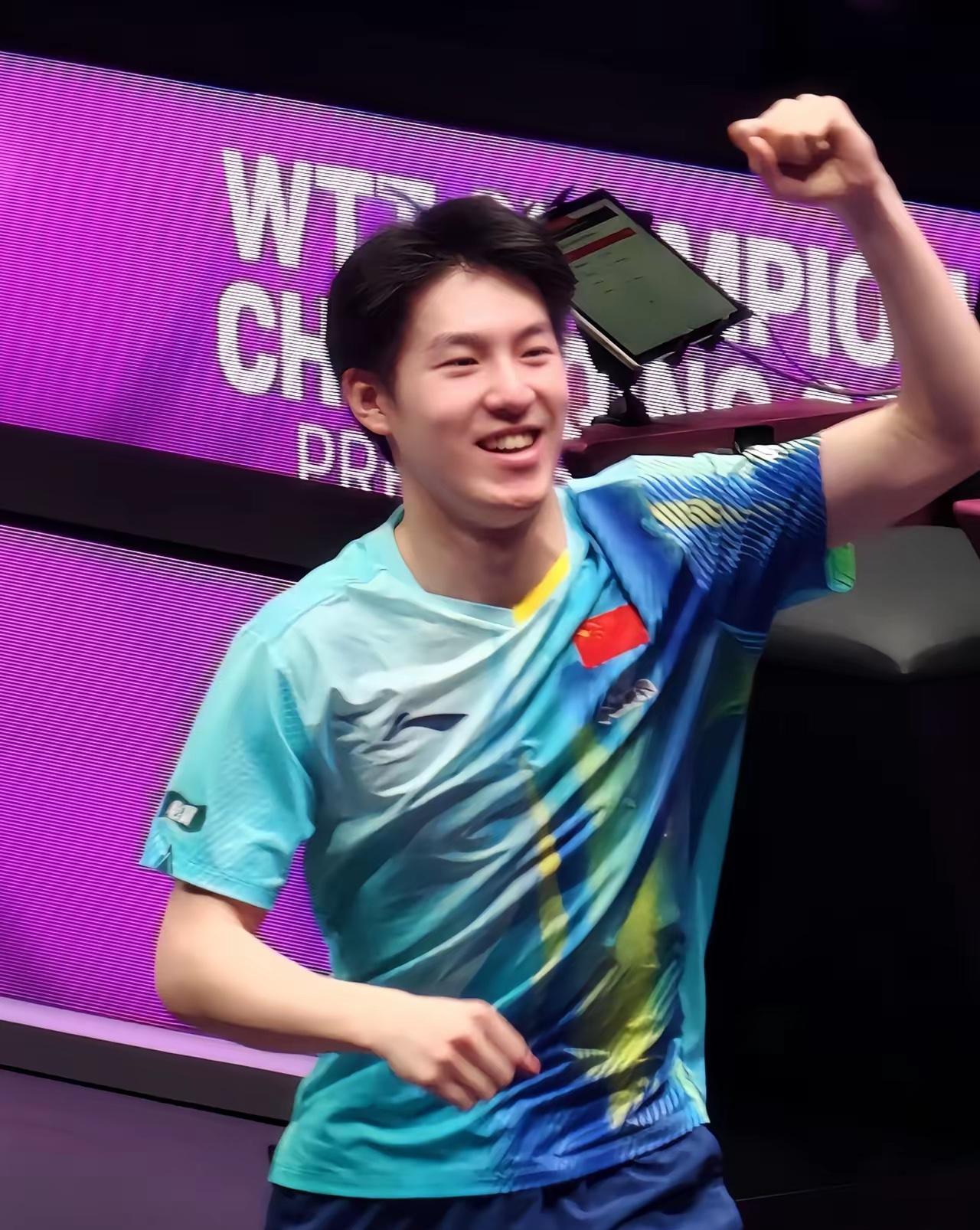 温瑞博这是彻底打嗨了！杀疯啦！

球台边上跟装了马达似的，脚步蹭蹭往前冲，正手拉