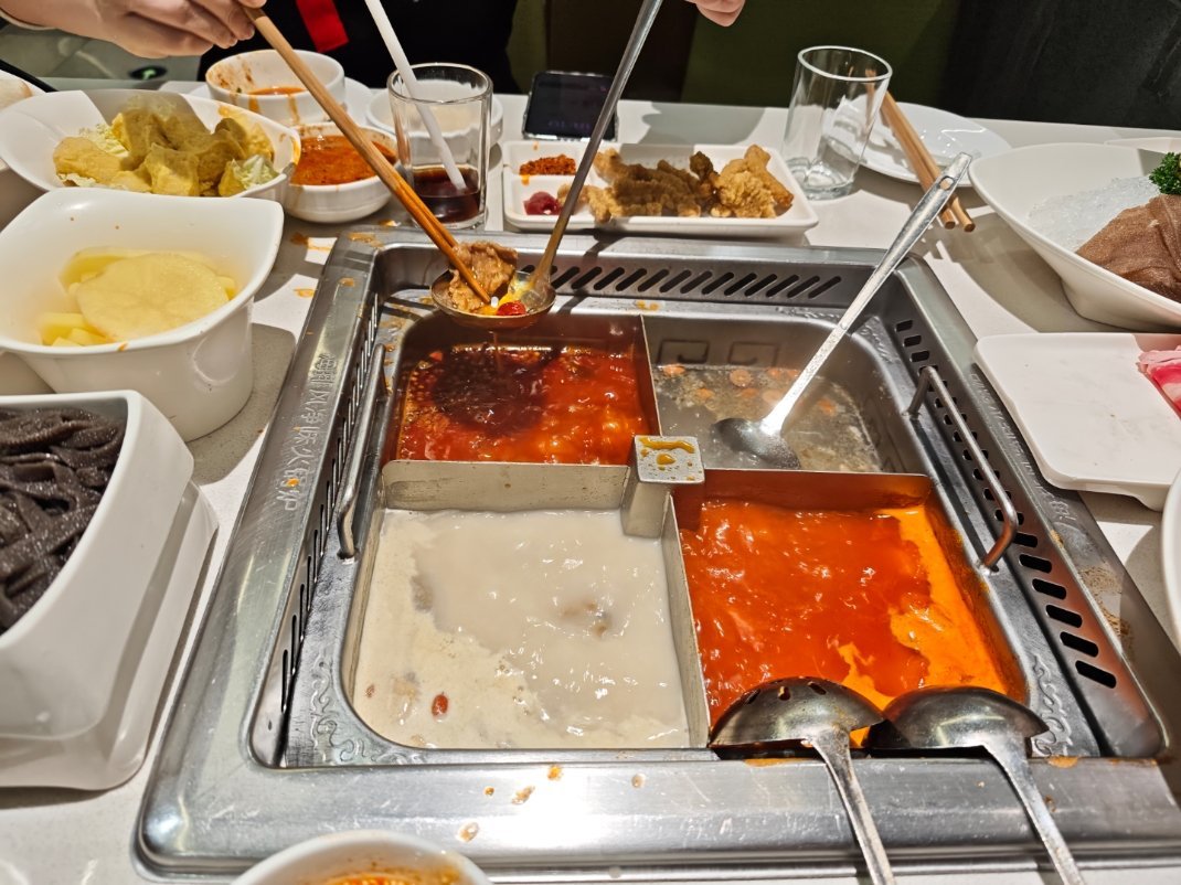 今年平安夜是咋回事，我昨天去吃海底捞还担心会不会一堆人在那边排队，所以我还比预约