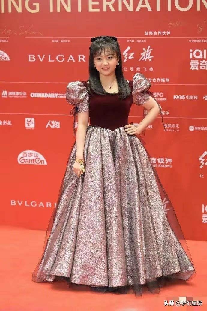 很难相信林妙可已经二十多岁了，再次亮相红毯，
模样几乎和童年时期毫无差别。

一