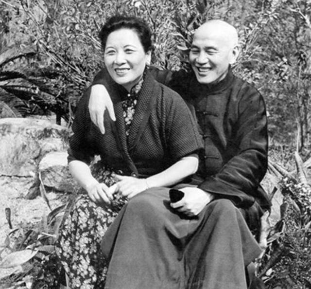 1949年春，太原城被解放军重重围困，孤悬华北。山西王走了，却把他的妹妹，那个掌