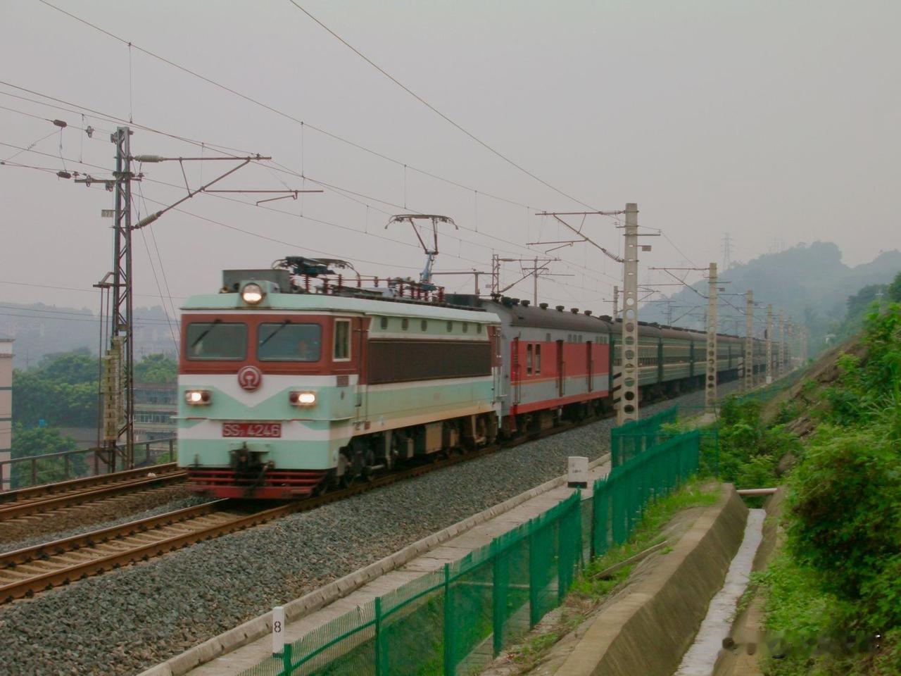 2012年6月拍到的桂林北开往成都东的K654/651次列车，印象中这趟列车是2