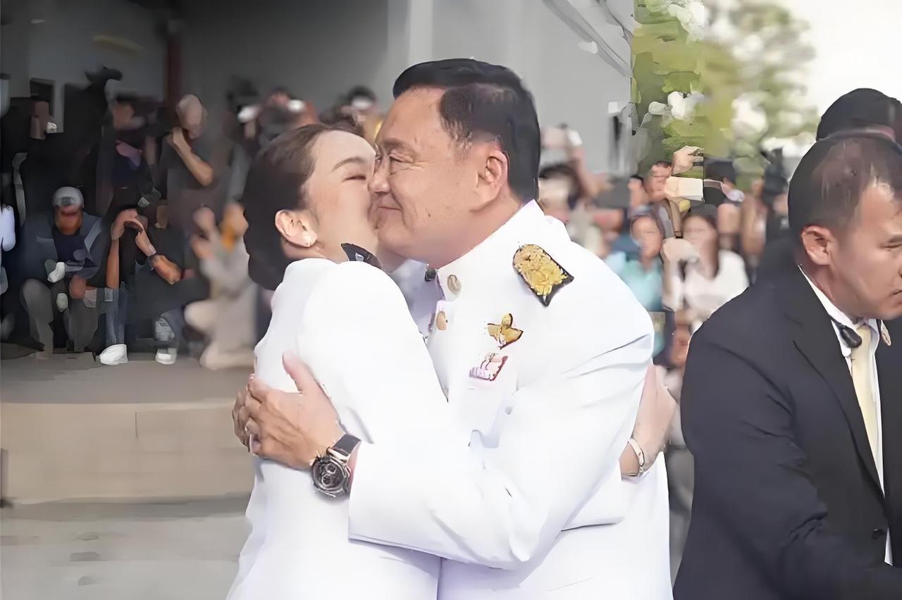 他信确实是政治老手，终于明白为什么他要出国检查身体了。

9月11日，泰国监狱传