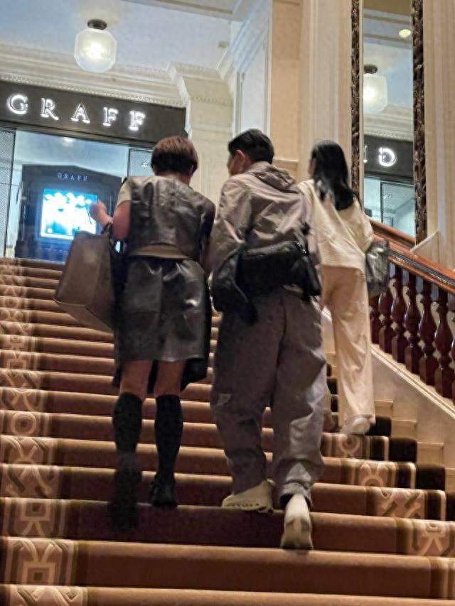 刘德华夫妻罕见同框！60岁朱丽蒨被误认女儿