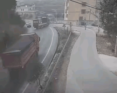 后车司机选择跳车，危急关头不采取措施，而当了逃兵，实在不该。