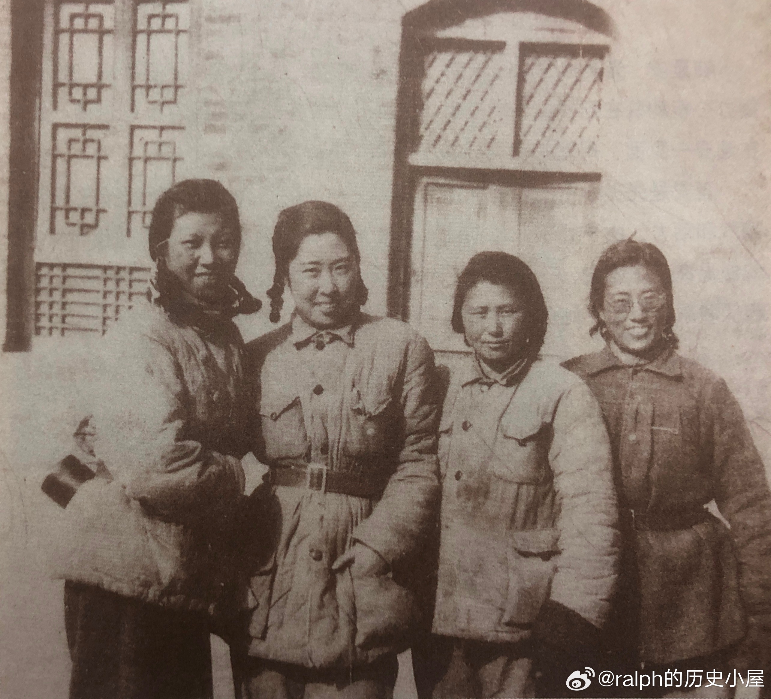 1947年王光美在延安窑洞前与战友合影，左一陈佩民、右一张玲生历史影像