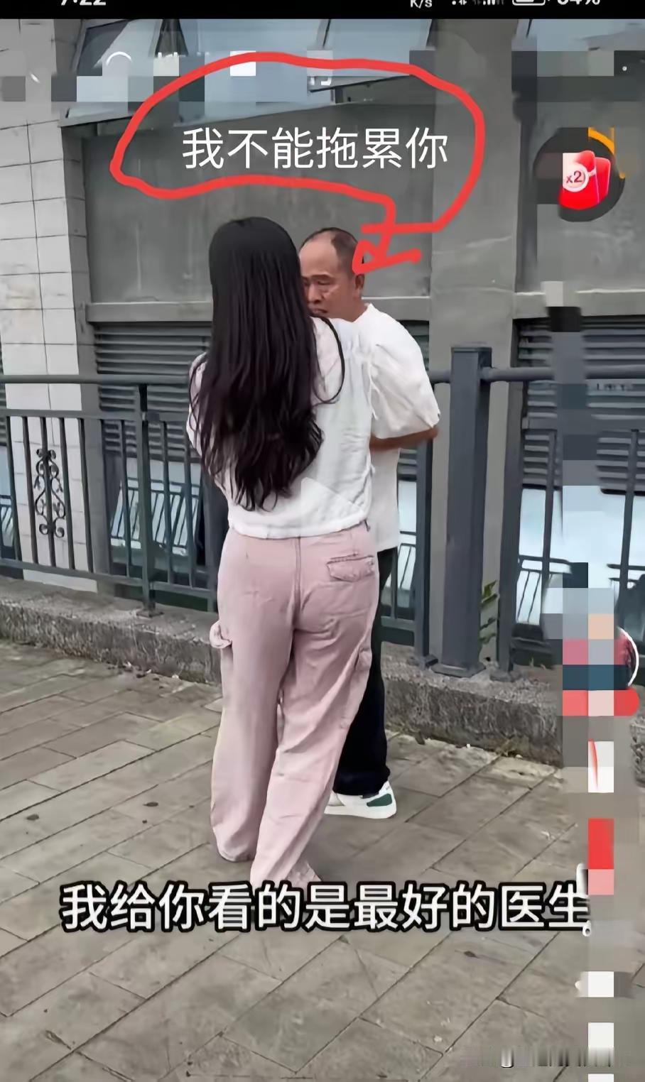 女儿跪地苦苦的哀求着父亲，哭得泣不成声，让旁观者无不动容。她的眼里满是担忧和无助