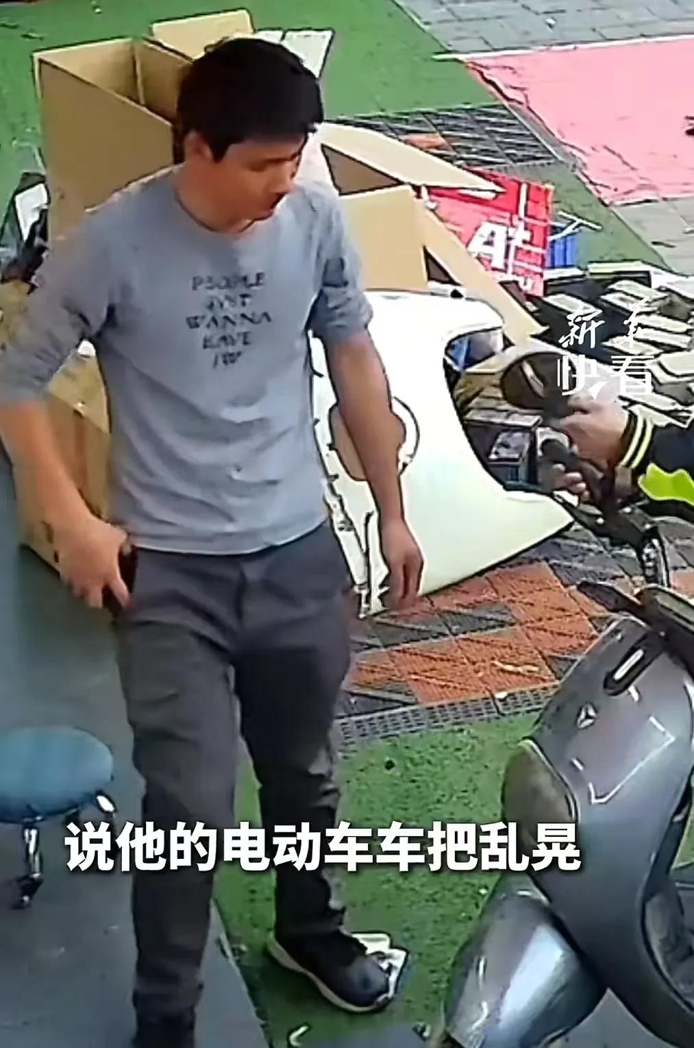 “到底什么样的家长，能教出这样的孩子？”修车店老板给小孩哥修车不要钱，小孩哥却仍