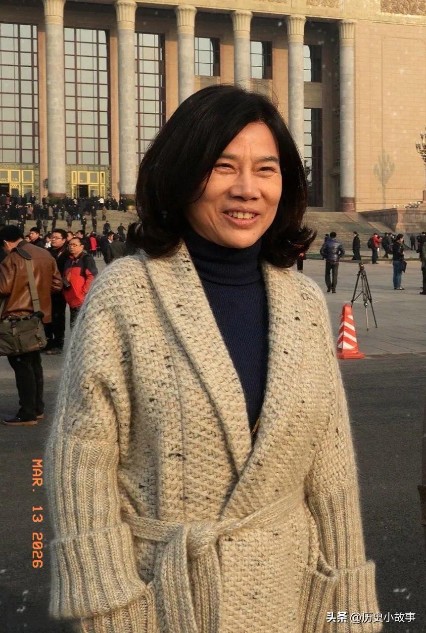 董明珠没再婚，不是没人追，也不是不想找人搭个伴。她自己说过，儿子两岁没了爸，小时