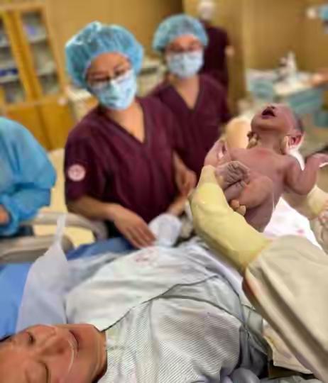 伴随着2026年新年钟声的敲响，一批马年福宝宝顺利降临到人间，这是生命的按力，更