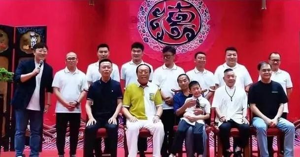 这张照片记录的是德云社相声演员刘春山的收徒仪式：我认出了手持麦克风的主持人曹鹤阳