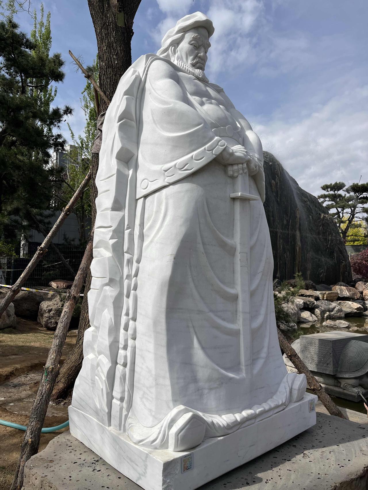 天地风尘三尺剑，
世间男女两丈情。
横批：《风尘与男女》