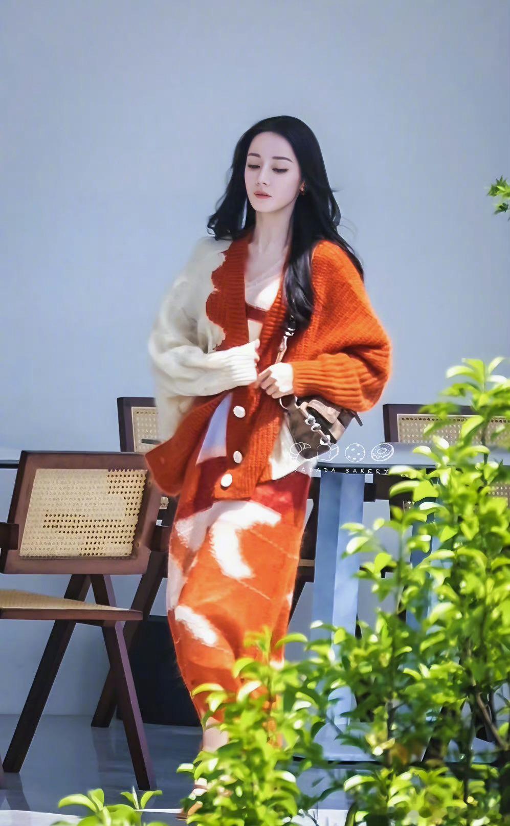 #迪丽热巴路透# ​现在迎面向大家走来的是身穿橘色针织裙的酷飒美女迪丽热巴[哇]