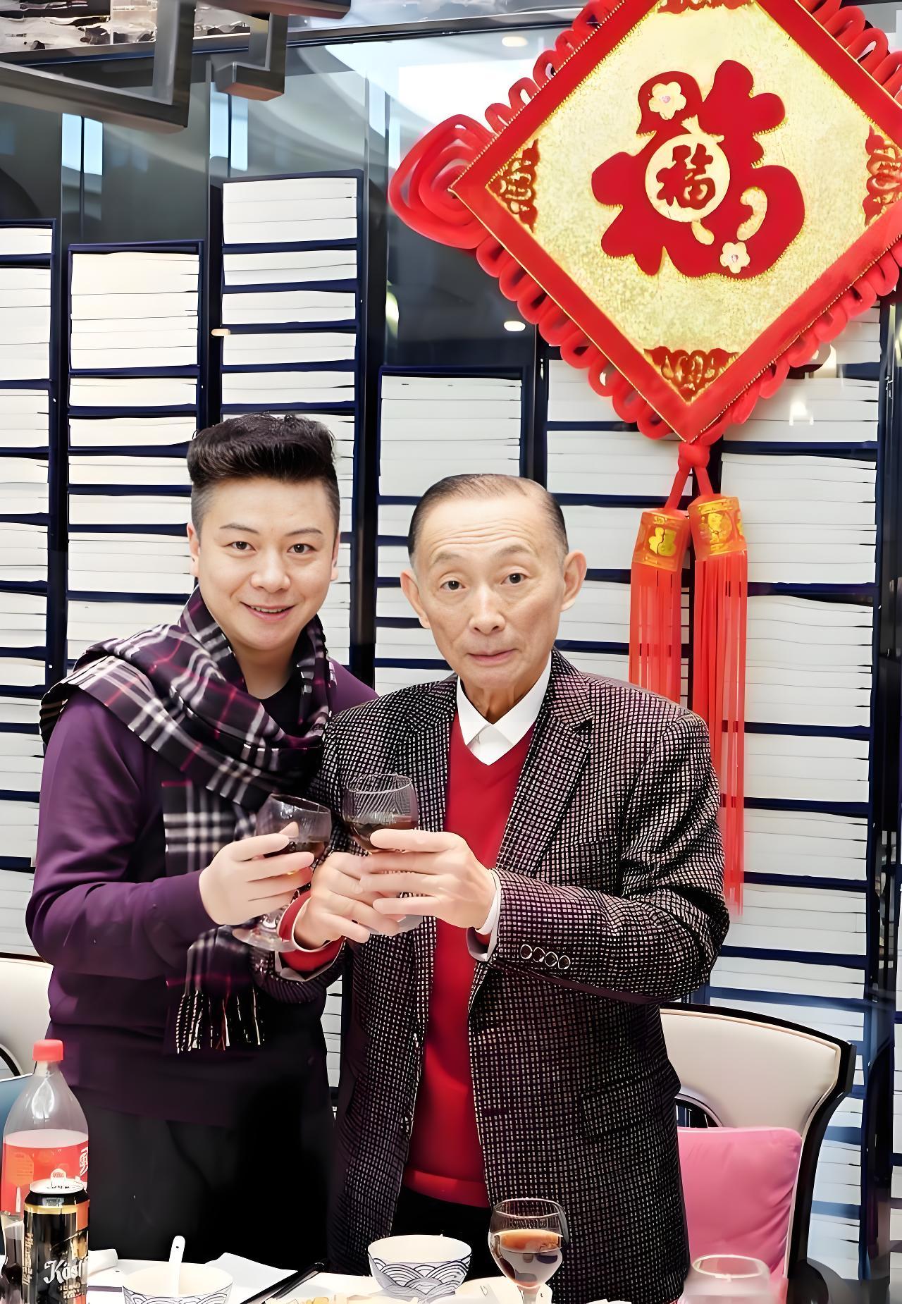 梅葆玖先生和传人胡文阁同框的刹那，宛如京剧梅派艺术传承之路上一幅动人的画卷。前辈