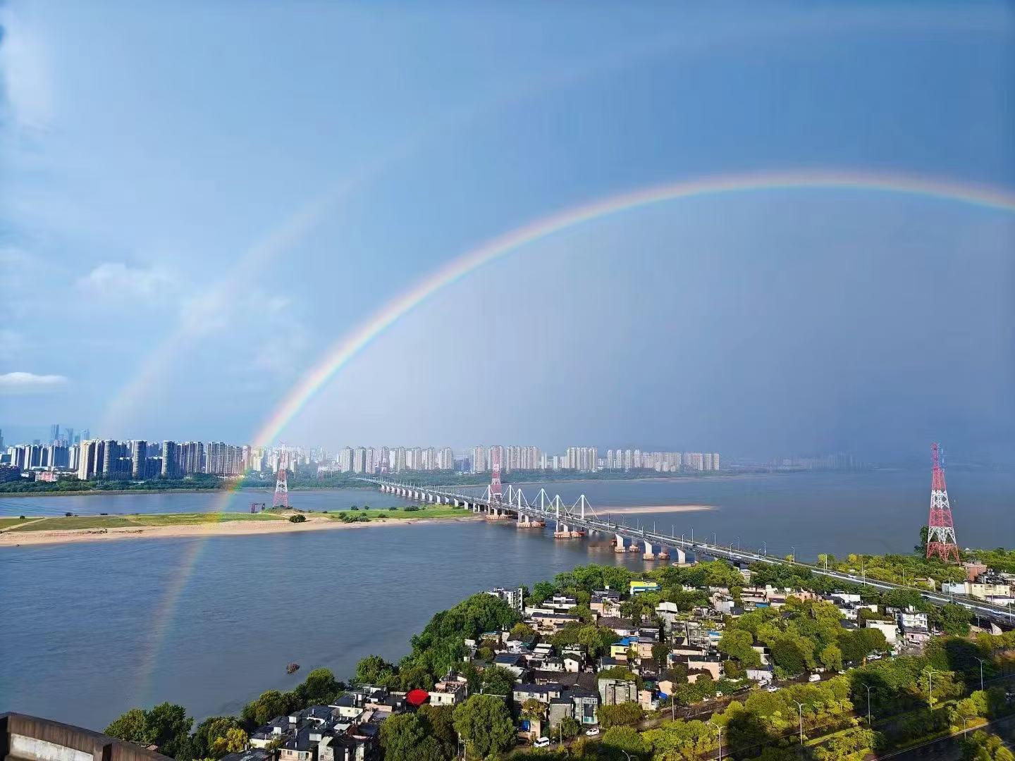 拍到的双彩虹🌈，愿梅西和梅迷们都好运连连[抱一抱] ​​​
