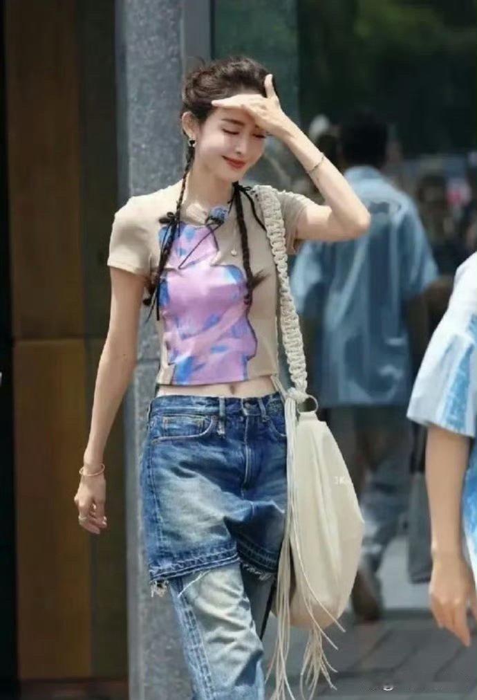 古力娜扎的这条裤子，又一次引发时尚热潮，绝对值得关注。她的穿搭总能给我们带来意想