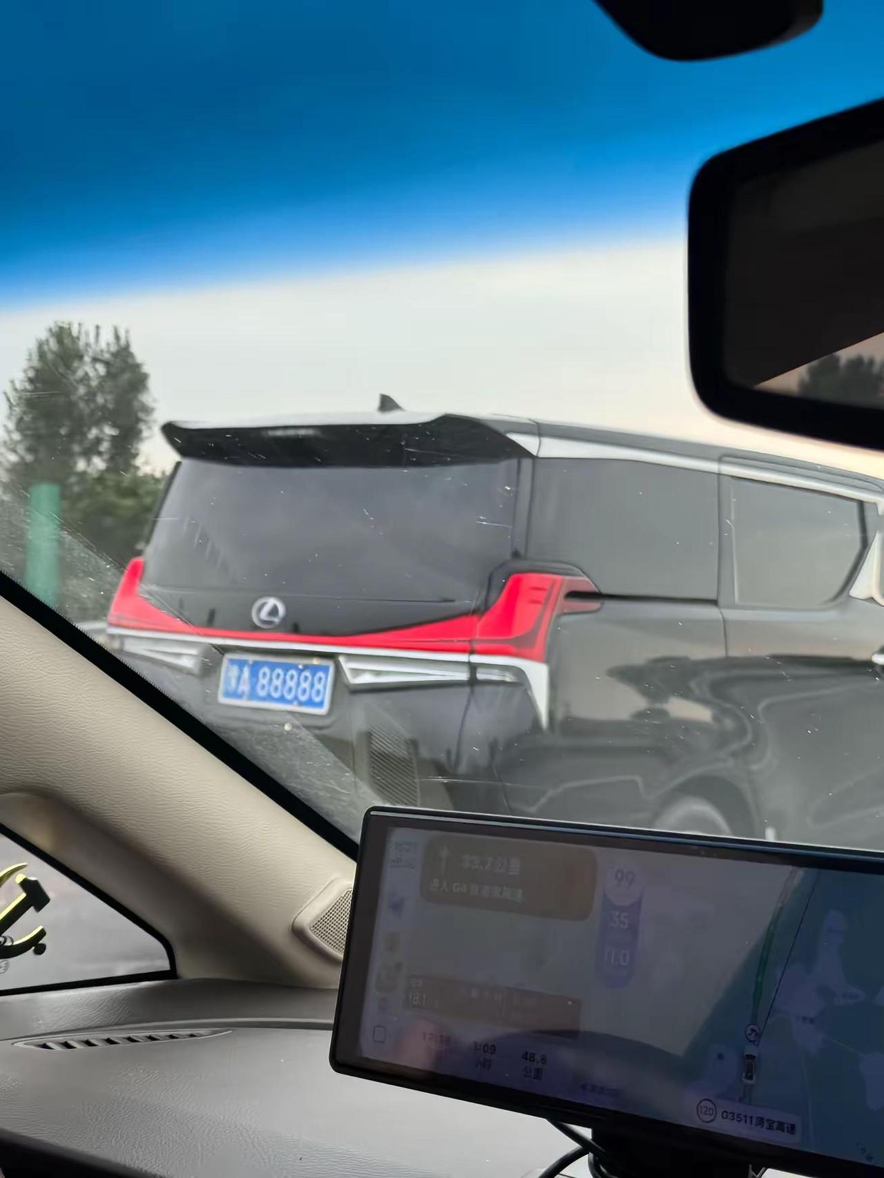 中原省城五个八 当地这块话事人！雷克萨斯 豹子号 刀枪炮