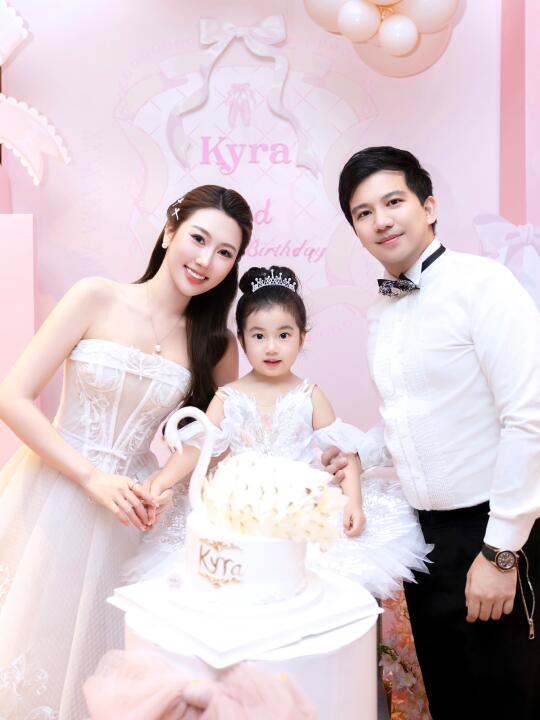 3岁🎂｜被富养长大的小公主 眼里真的有光✨