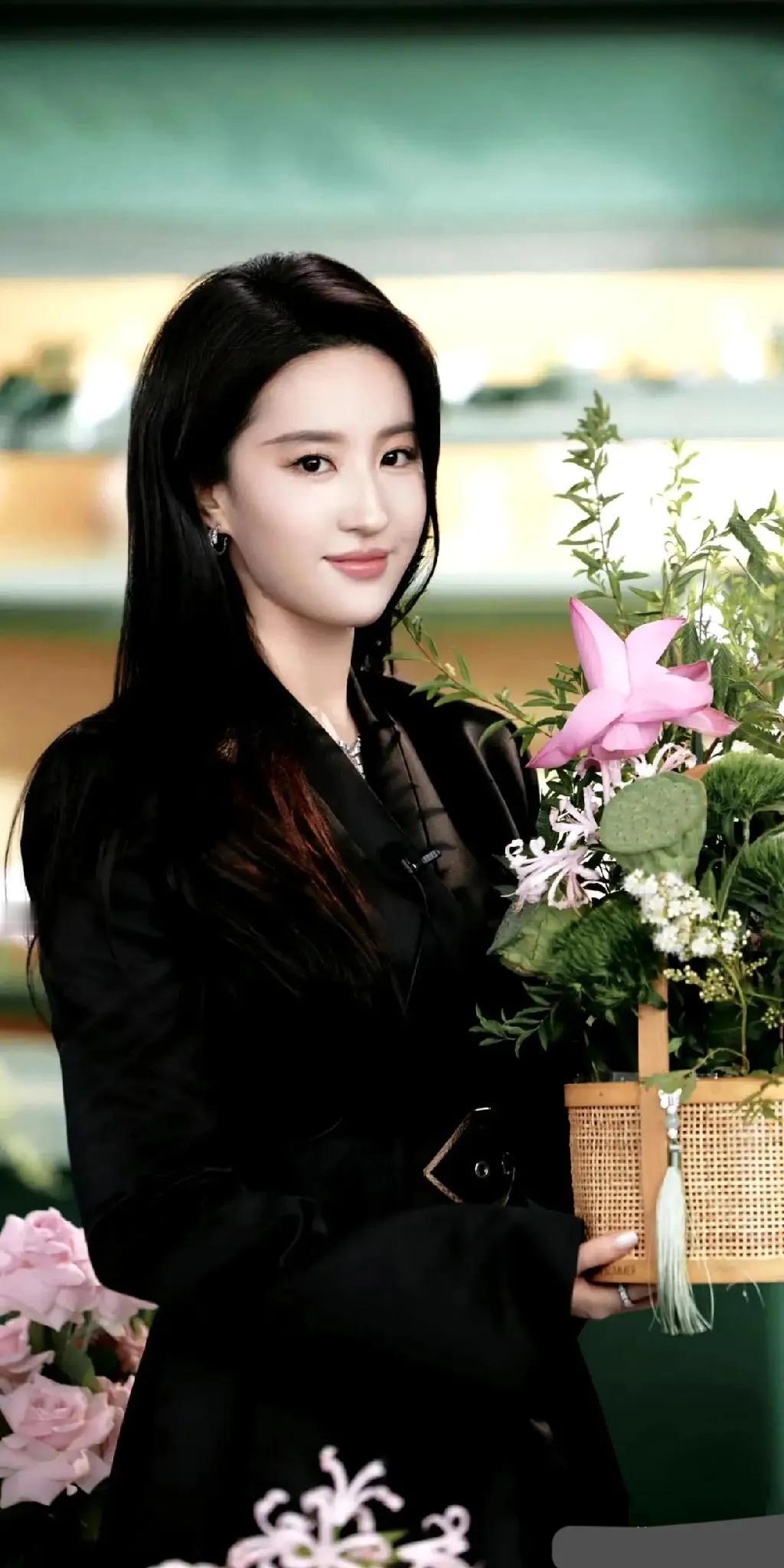 刘亦菲穿西装短裙出席活动, 美得让人心动!