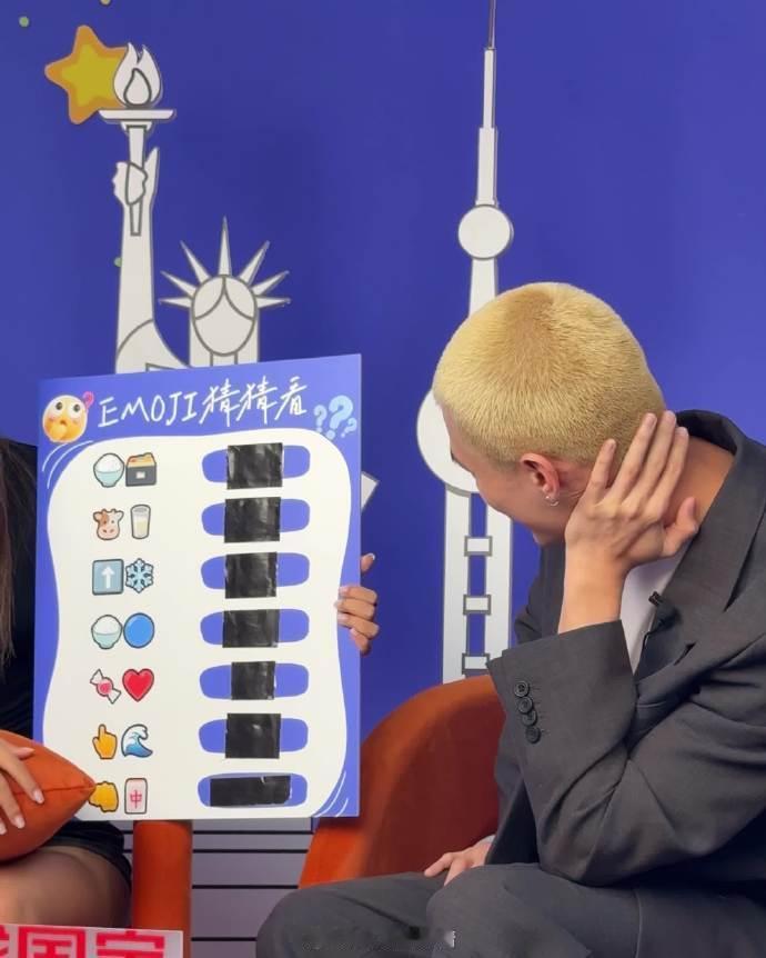 米卡看emoji猜中文从「太阳」猜到「生日蛋糕」，米卡的emoji闯关记堪比一部