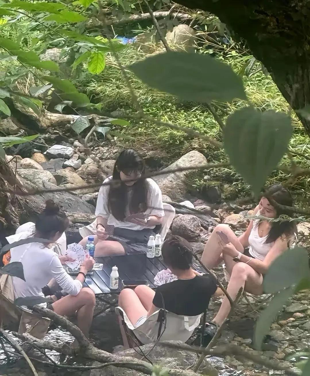 有山有水的地方气候宜人，在这个地方打牌乍一看可好，但是最怕的也不少：
1、蚊虫叮