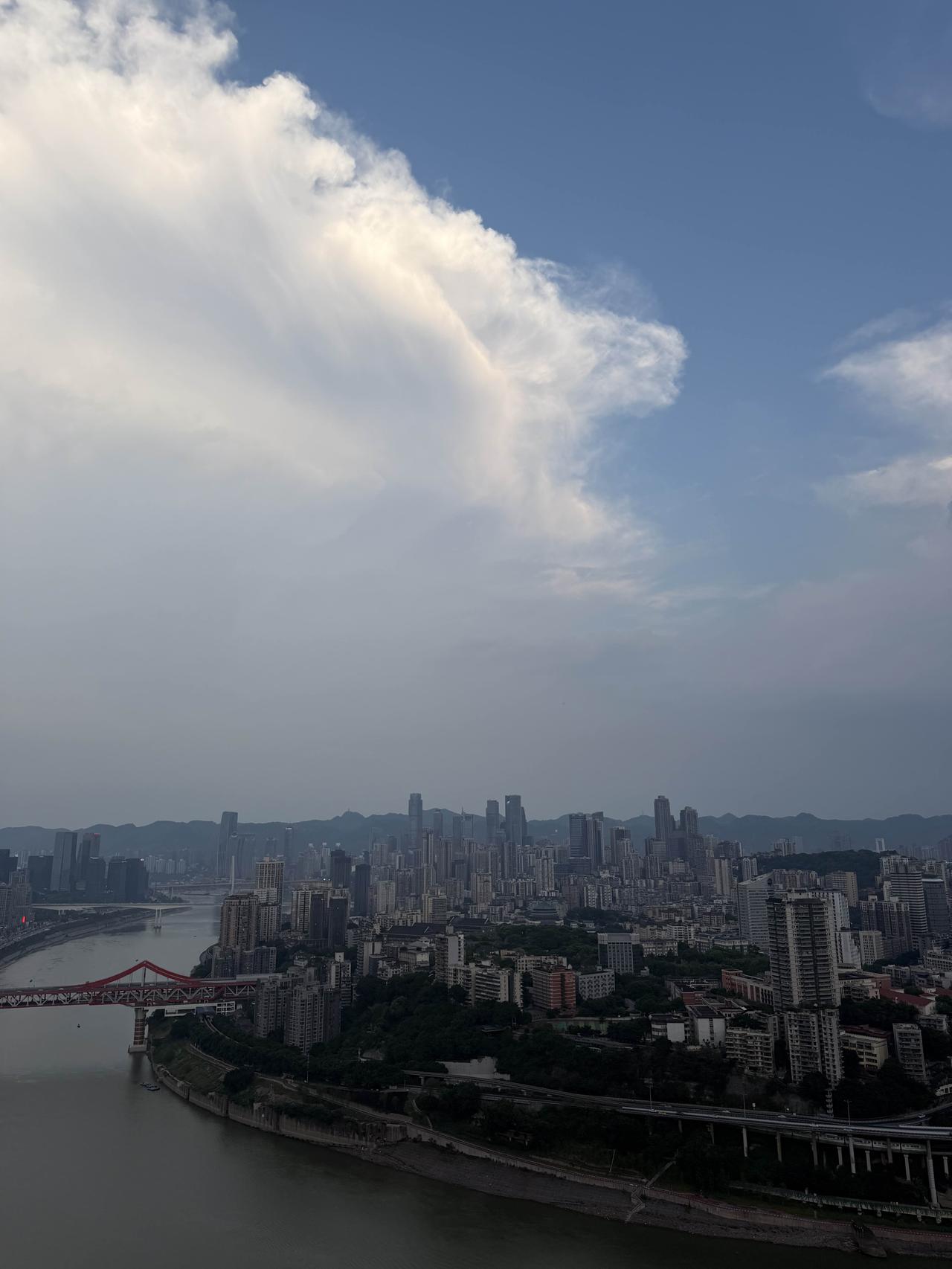 天气预报在跟重庆的天气开玩笑吗

今天天气预报原本报的没有雨，最高温度38度，最