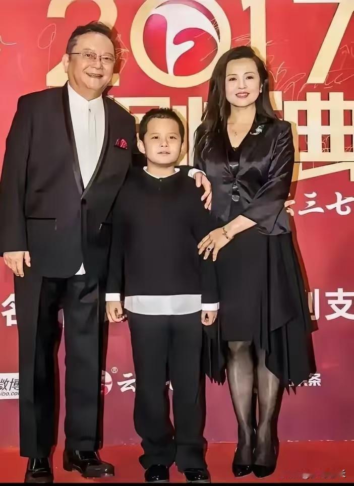 演了一辈子和珅，
戏里拥有金山银山，
戏外77岁还在为儿子的学费单四处奔波，这反