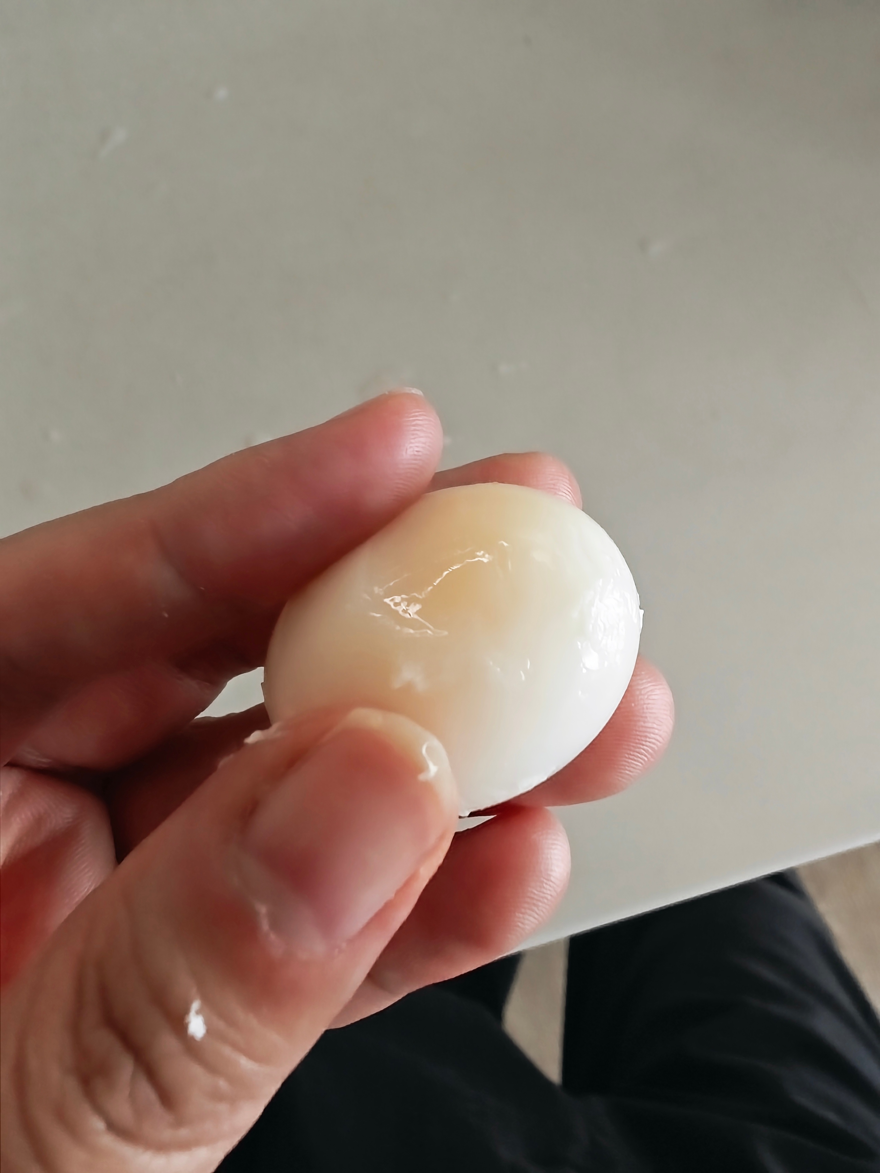 鸽子蛋不仅看起来像果冻，吃起来也像果冻粘腻，有弹性哎，这东西真是非比寻常一枚鸽子