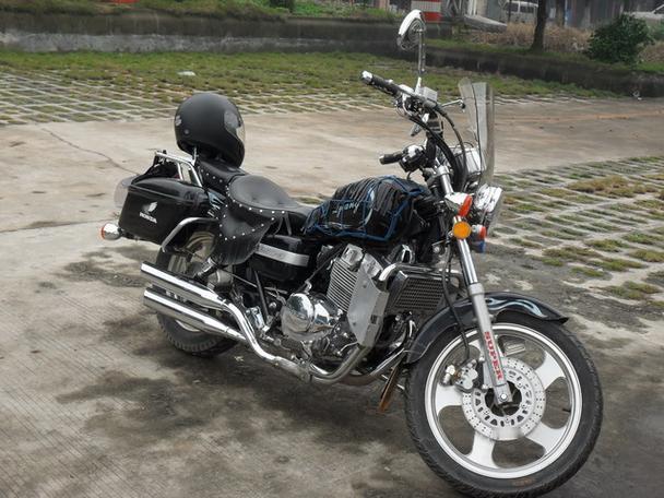 今天堂哥从石家庄回来拜年了，骑个小摩托车就来了，差点没认出来。

他在石家庄开了