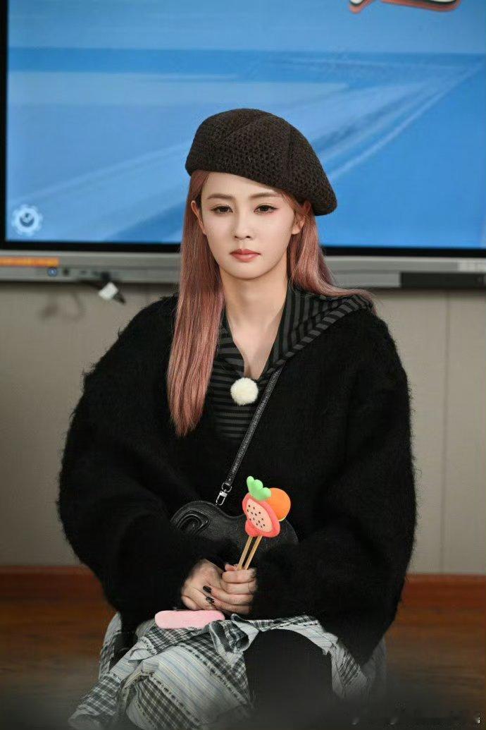 静音都能看出来白鹿在说啥沙溢举着白板一脸懵，她搁那儿疯狂动嘴型提示队友，生怕别人