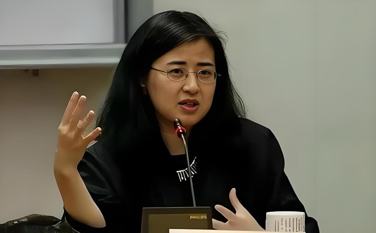 燕园的孤独求学，在差距中默默深耕
 
初入燕园，田晓菲是校园里最特别的存在：身边