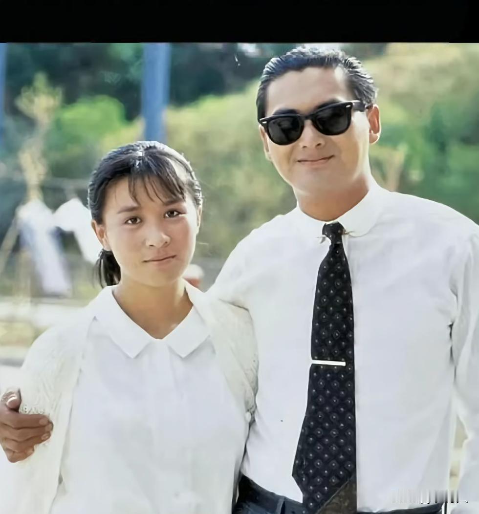 1987年《英雄好汉》拍摄现场，刘嘉玲和周润发的一张合影，那时候看起来很年轻。