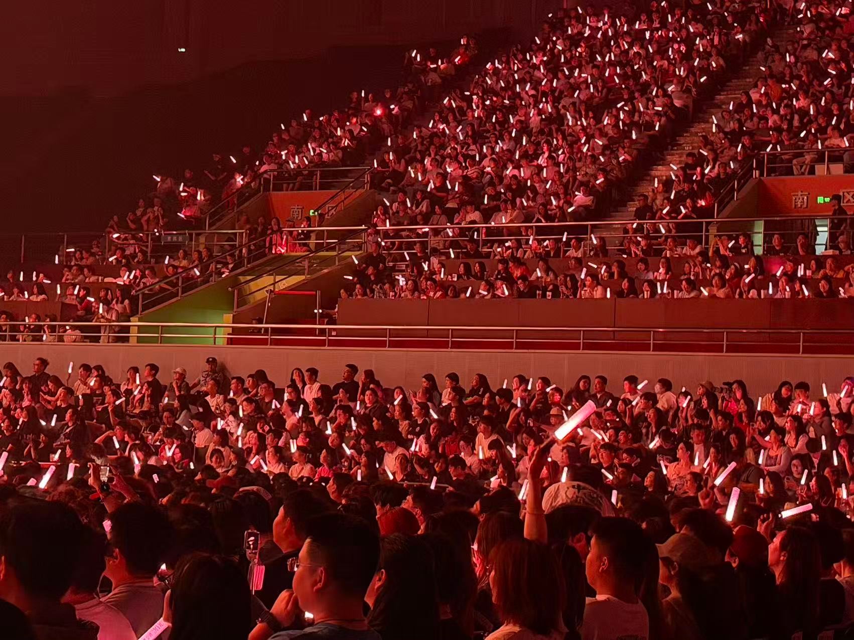胡彦斌天津演唱会上座率 歌手舞台刚展示完编程技能，今晚演唱会又满座上座率，看来大