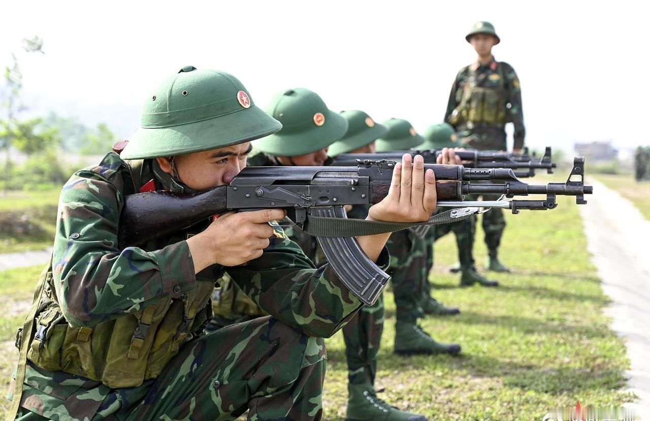 越军使用56式冲锋枪训练，枪龄至少几十年，当年的200亿无偿援助。
越军动态 ​