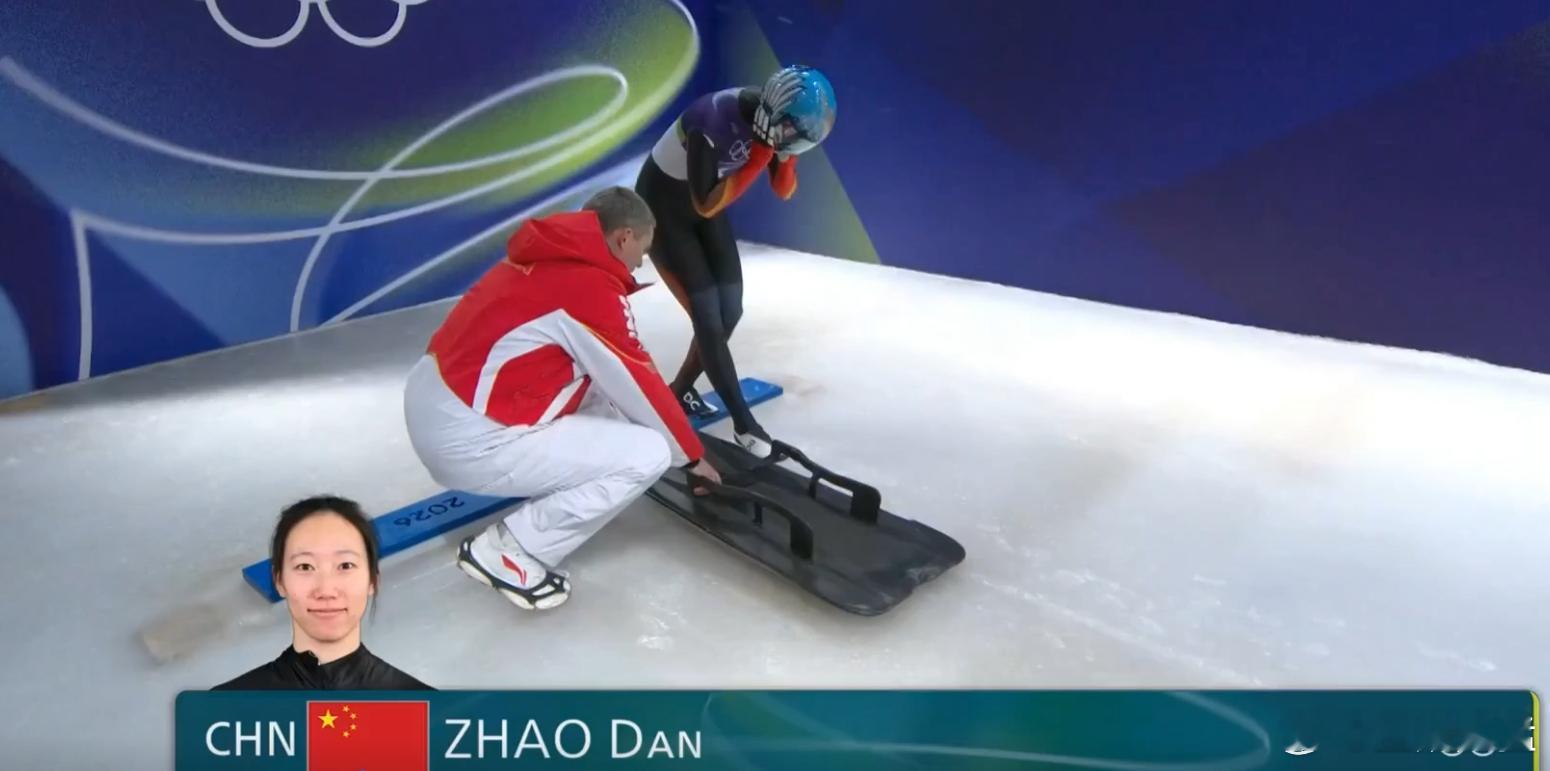冬奥女子钢架雪车第二次滑行，赵丹57秒47再次排名第六，总成绩1分55秒17排名