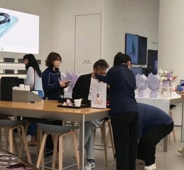 李乃文新手机被摔瞬间变脸，心疼全写脸上。网友吵翻了：是明星太计较，还是人之常情？