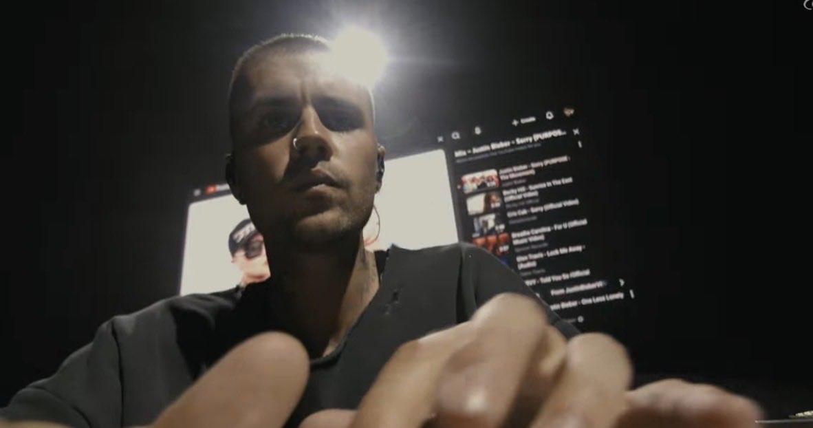 Justin Bieber在舞台上放MV这操作还挺新奇。想象一下，舞台上灯光闪烁