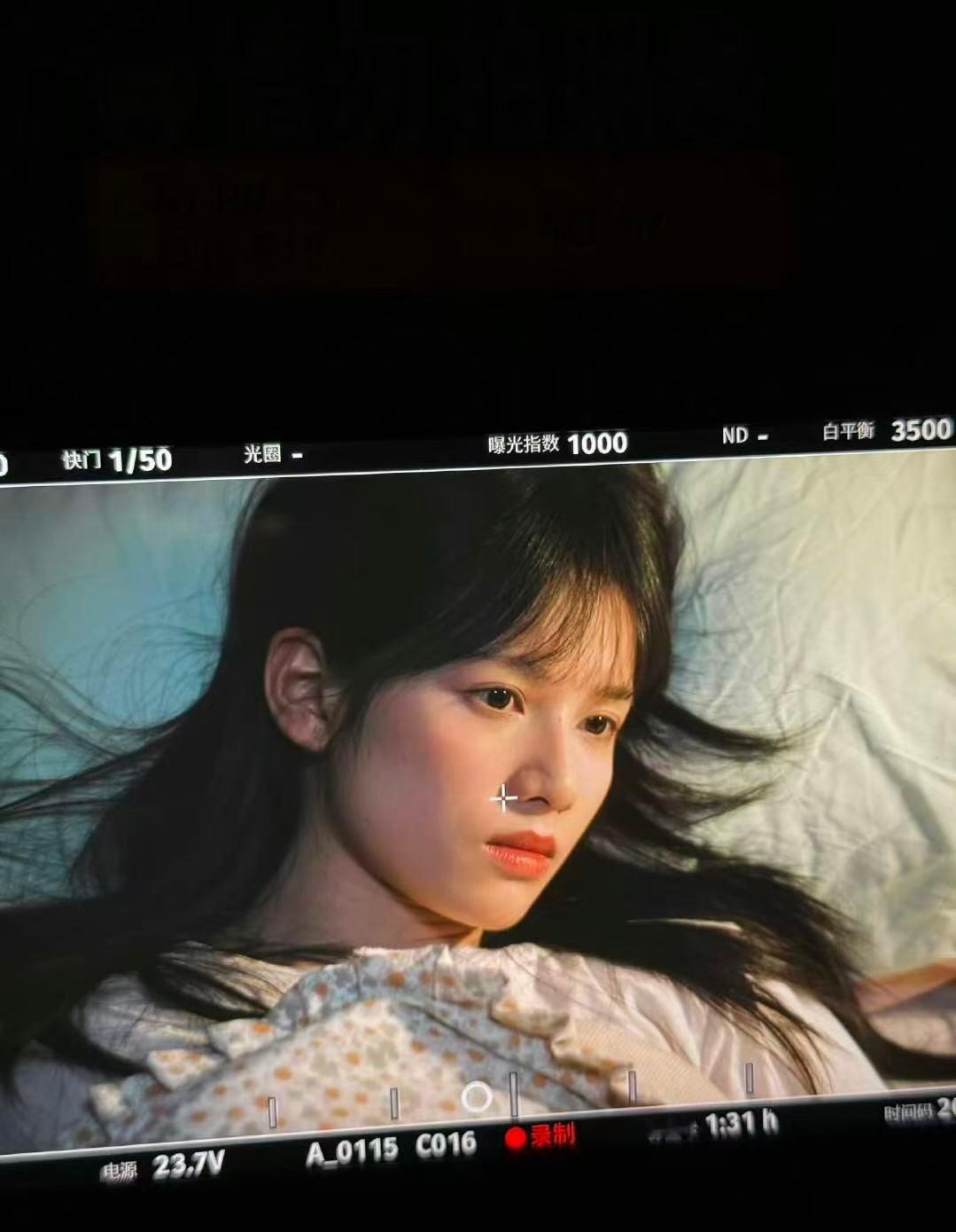 张婧仪苗靖片场花絮 ​​​苗靖的片场plog来啦～好美好有故事感的一张脸！ ​​