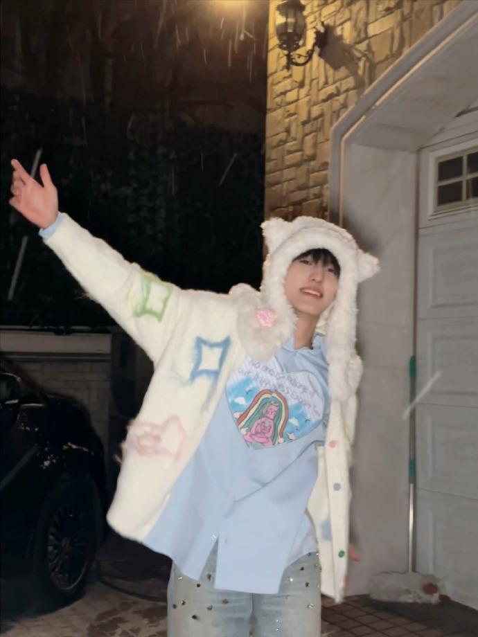 张泽禹live是毛茸茸雪宝  张泽禹这次live的模样太可爱了，直接化身毛茸茸的