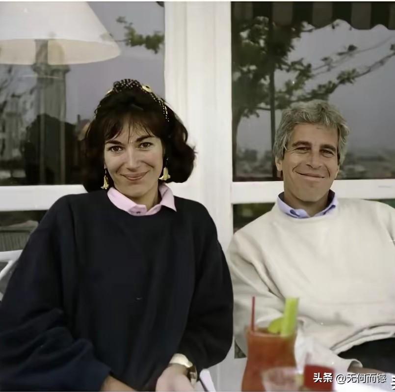 与爱泼斯坦坐在一起的这个女子，出身于名门望族，本身就是一个大富豪的千金，然而就是