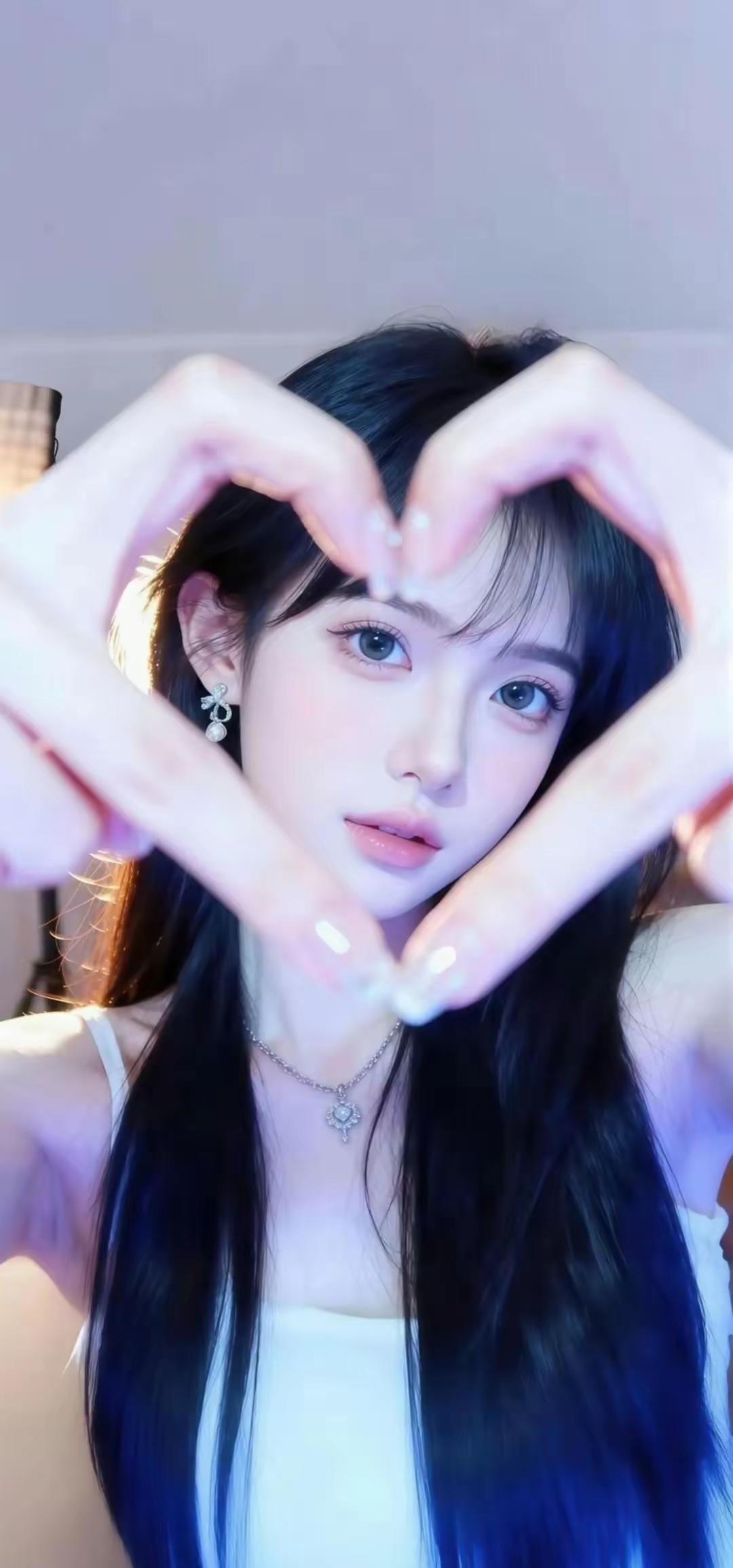 这位小姐姐在比爱心呢。