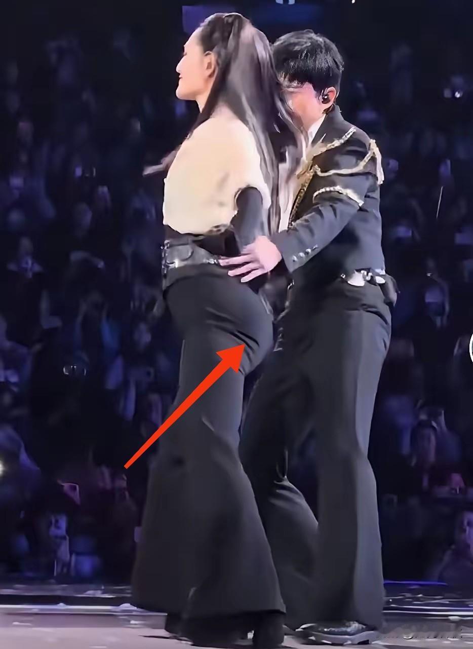 科技真的发达了
连屁股都不一定是真的
再扁平的屁股也能一秒变丰满
以前我都以为是