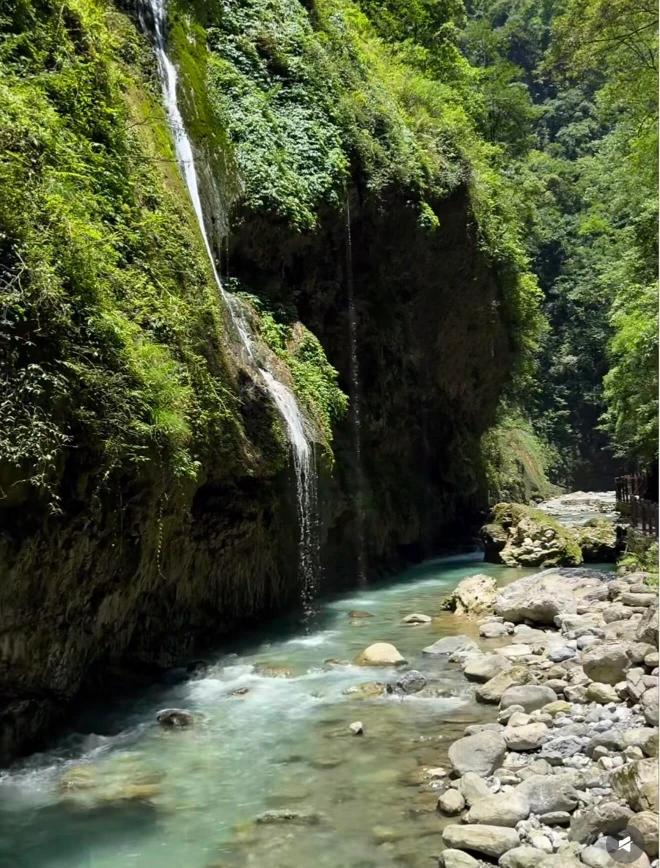 浣溪沙·山涧纳凉
 
翠树遮云夏日长，
一溪清响送微凉。
闲依青石忘尘忙。
涧底