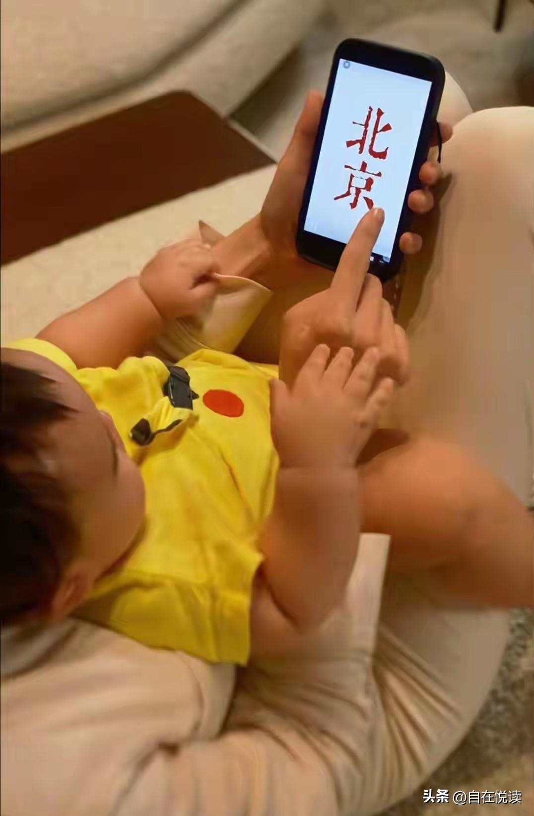 假期一大早
马筱梅带着汪宝又上了热搜

她带着汪宝去天安门广场玩了

七个月大的