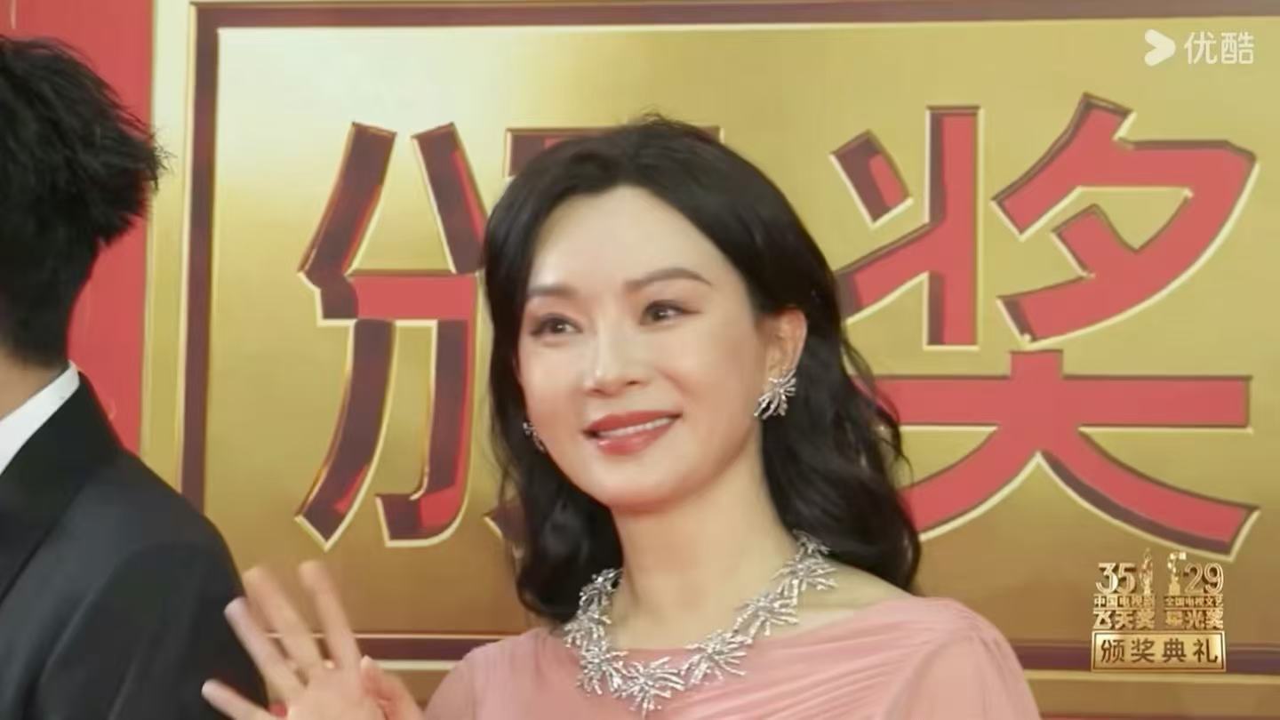 谁懂飞天奖中女红毯的好。闫妮笑得真，吴越站得稳，马伊琍自带气场，陈数优雅到骨子里